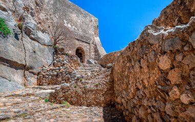Monemvasia, Yunanistan: Aşağı kasabadan (köy) yukarı kasabaya (akropolis) uzanan patikaya bakın).