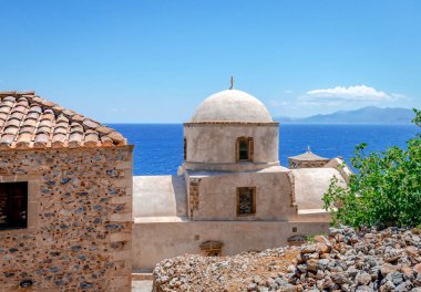 Ortaçağ 'ın Monemvasia kasabasından Ege Denizi' ne bakın. Önünde beyaz bir Bizans kilisesi var. Moreloponez, Yunanistan.