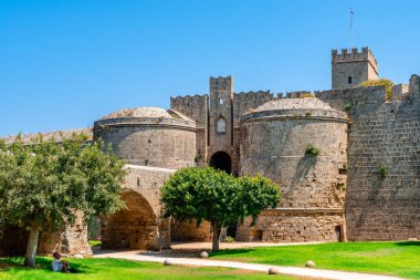 Ortaçağ şehir duvarları ve hendek manzarası, d 'Amboise Kapısı ve Yunanistan' ın Rodos Adası 'ndaki Büyük Üstad Sarayı..