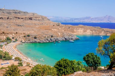 Kumsal ve Lindos körfezi. Kristal berrak sular. Rodos Adası, Yunanistan.