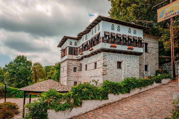 Vizitsa / Yunanistan - 17 Ağustos 2020: Santikos Konağı. 1863 'te taş ve ahşaptan inşa edilmiş, muhteşem Pelion mimarisinin mükemmel bir örneği olarak duruyor..