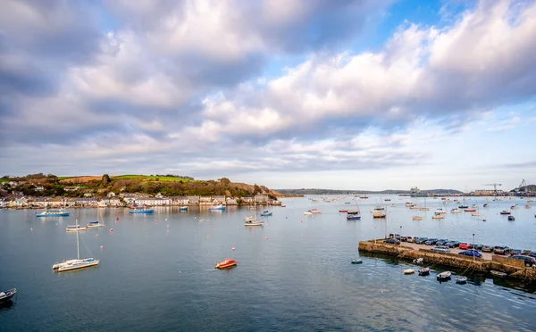 Falmouth Limanı ve İngiltere, Cornwall 'daki Penryn Nehri. Arka planda bir kıyı köyü olan Flushing var..