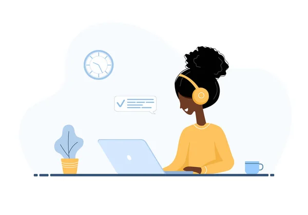 Ženy na volné noze. Afričanka ve sluchátkách s laptopem u stolu. Koncepce ilustrace pro práci z domova, studium, vzdělávání, komunikace, zdravý životní styl. Vektor v plochém stylu. — Stockový vektor