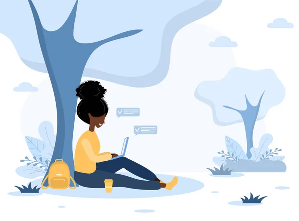 Женщины-фрилансеры. Африканская девушка с ноутбуком сидит в парке под деревом. Концепция иллюстрации для работы на открытом воздухе, учебы, общения, здорового образа жизни. Векторная иллюстрация в плоском стиле . — стоковый вектор