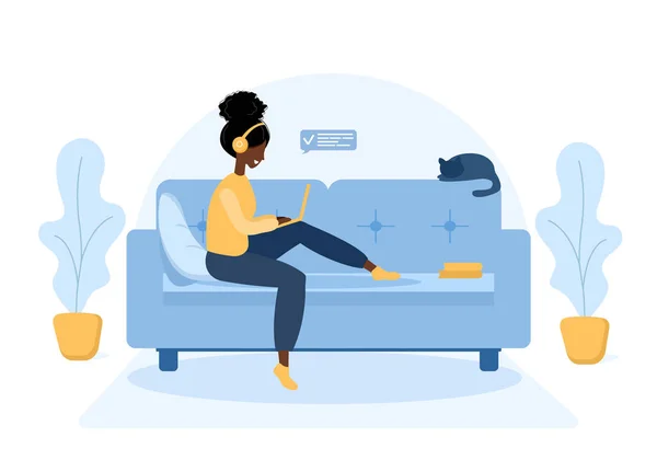 Mujer independiente. Chica africana en auriculares con portátil sentado en el sofá. Ilustración conceptual para el trabajo, educación en línea, trabajo desde el hogar, estilo de vida saludable. Ilustración vectorial en estilo plano . — Vector de stock