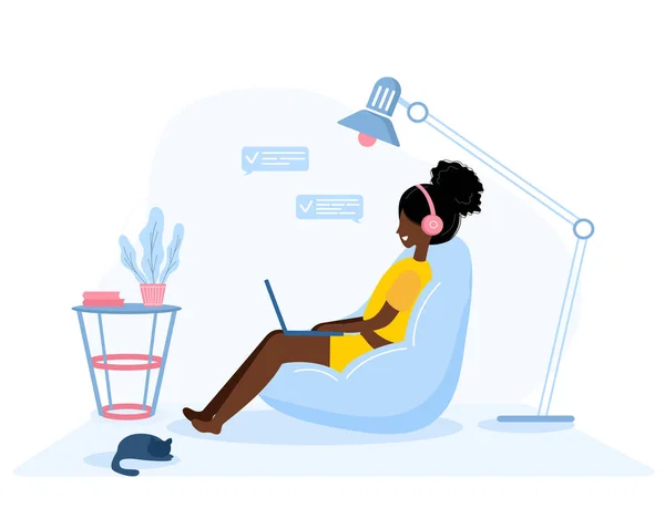 Freiberuflerinnen. Afrikanisches Mädchen mit Laptop auf einer Stuhltasche sitzend. Konzeptillustration für Arbeit, Studium, Ausbildung, Arbeit von zu Hause aus, gesunder Lebensstil. Vektorillustration im flachen Stil. — Stockvektor
