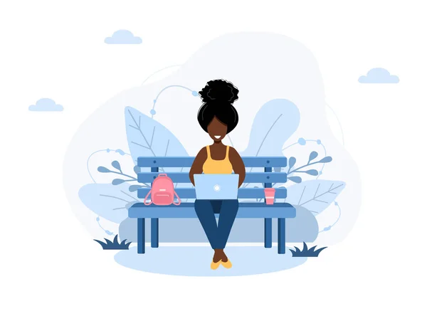 Donne freelance. Ragazza africana con computer portatile seduto sulla panchina nel parco. Illustrazione concettuale per lavorare all'aperto, studiare, comunicare, stile di vita sano. Illustrazione vettoriale in stile piatto . — Vettoriale Stock