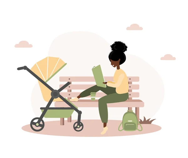 Молодая африканская американка, гуляющая со своим новорожденным ребенком в жёлтой коляске. Девушка сидит с коляской и ребенком в парке на открытом воздухе. Векторные иллюстрации в плоском стиле. — стоковый вектор