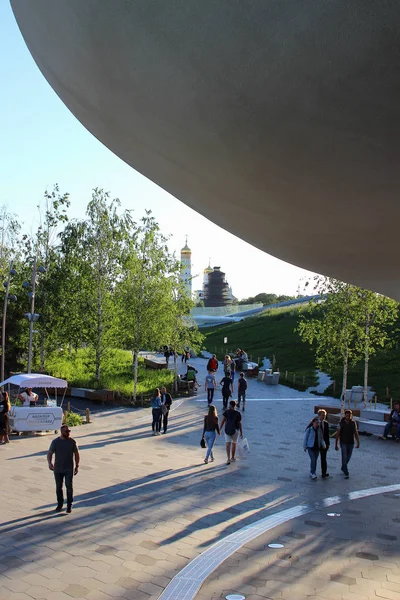 Mayıs 2018 Moskova Rusya Görünümü Zaryadye Park Akşam Yürüyen Turist — Stok fotoğraf