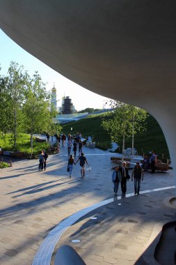 21 Mayıs 2018, Moskova, Rusya, görünümü, Zaryadye Park akşam ve yürüyen turist.