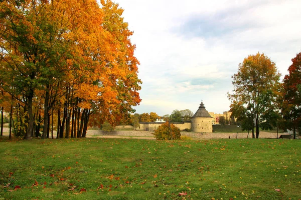 Mooie Herfst Dag Het Park Van Stad Van Pskov Met — Stockfoto