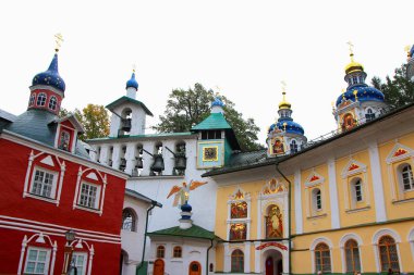 7 Ekim 2018 Pechora, Rusya Federasyonu, çan kulesine görünümünü ve varsayım mağara Pskovo Pechersky Manastırı Kilisesi