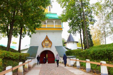 7 Ekim 2018, giriş kapısı Pskovo Pechersky Manastırı görünümünü Pechora, Rusya Federasyonu