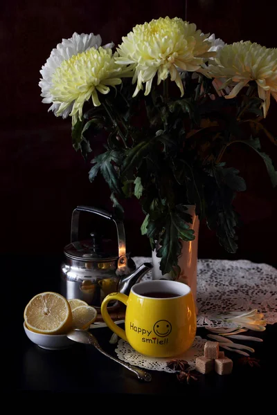 一杯茶和一束菊花在花瓶里 — 图库照片