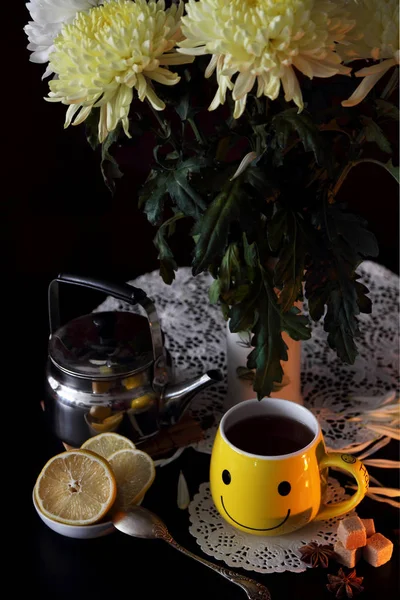 Une Tasse Thé Bouquet Chrysanthèmes Dans Vase — Photo