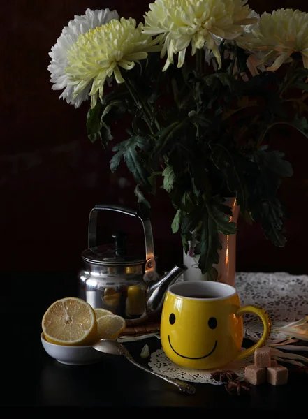 Una Taza Ramo Crisantemos Jarrón — Foto de Stock