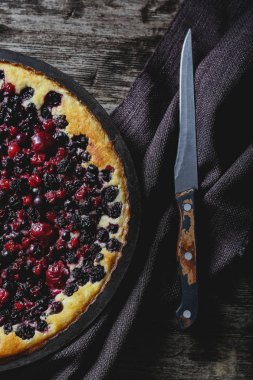 Kiraz, kuş üzümü, böğürtlen, rustik tarzıahşap masada yaban mersini ile Berry pasta . Cheesecake, üst görünüm.