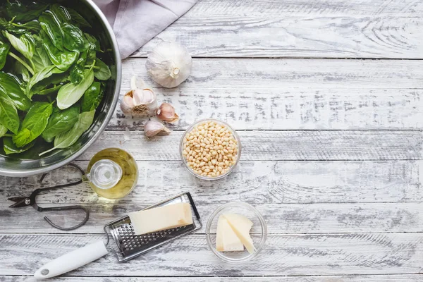 Kopya alanı ile beyaz ahşap arka plan üzerinde Geleneksel sos pesto malzemeler.