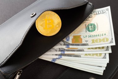 Siyah zemin üzerinde Bitcoin, yüz dolarlık banknotlar ve deri cüzdan.