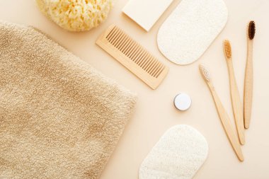 Sıfır atık ve bambu diş fırçası, havlu, deniz süngeri, loofah, sabun, ahşap saç fırçası ile plastik ücretsiz kavram. Çevre dostu banyo. Doğal ürünler.