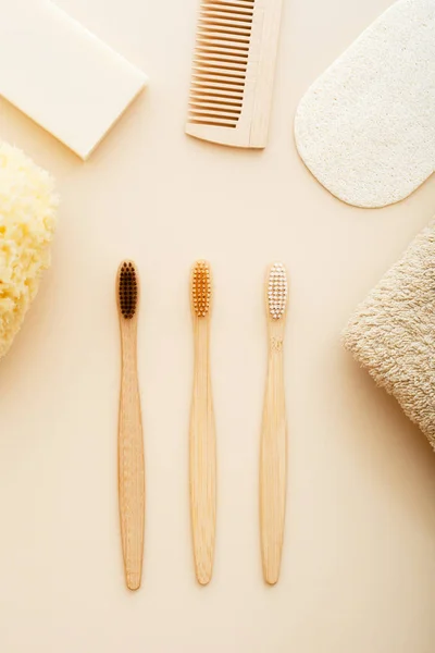 Zero waste and plastic free concept with bamboo tooth brush, towel, sea sponge, loofah, soap, wooden hair brush. Eco-friendly bathroom. Natural products. — Stock Photo, Image