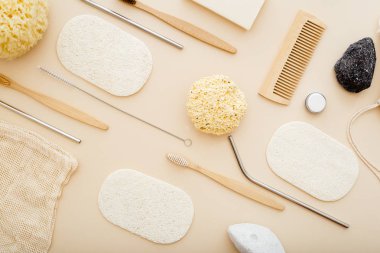 Sıfır atık ve bambu diş fırçası, havlu, deniz süngeri, loofah, sabun, ahşap saç fırçası ile plastik ücretsiz kavram. Çevre dostu banyo. Doğal ürünler.