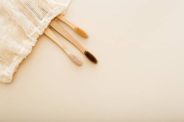 Çevre dostu bambu diş fırçası. Sıfır atık ışık bej doğal arka plan üzerinde ayarlayın. Düz döşeme stili.