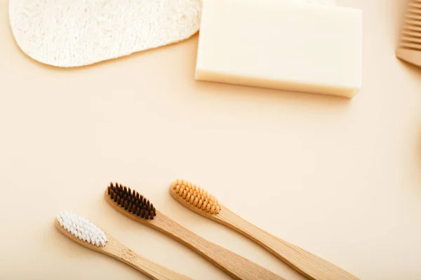 Zero waste and plastic free concept with bamboo tooth brush, towel, sea sponge, loofah, soap, wooden hair brush. Eco-friendly bathroom. Natural products. — Stock Photo, Image