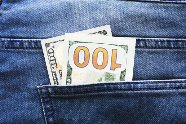 Dollars américains dans une poche de jeans, gros plan . — Photo