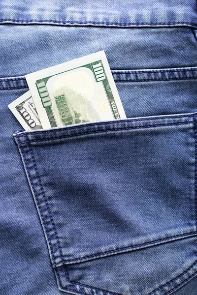 Dollars américains dans une poche de jeans, gros plan . — Photo