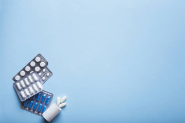 blister ambalaj tablet ve kapsül hap. İlaç endüstrisi konsepti. Eczane eczanesi. Antibiyotik ilaç direnci.
