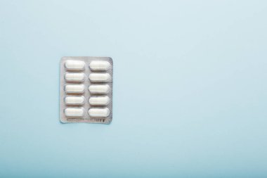 blister ambalaj tablet ve kapsül hap. İlaç endüstrisi konsepti. Eczane eczanesi. Antibiyotik ilaç direnci.