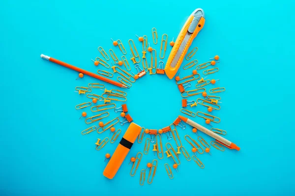 Quadro de material escolar e de escritório, em fundo azul com espaço de cópia, de volta à escola . — Fotografia de Stock