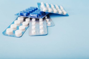 blister ambalaj tablet ve kapsül hap. İlaç endüstrisi konsepti. Eczane eczanesi. Antibiyotik ilaç direnci.