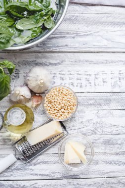 Kopya alanı ile beyaz ahşap arka plan üzerinde Geleneksel sos pesto malzemeler.