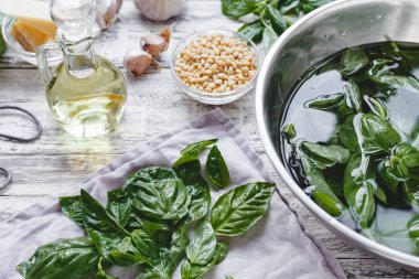 Kopya alanı ile beyaz ahşap arka plan üzerinde Geleneksel sos pesto malzemeler.