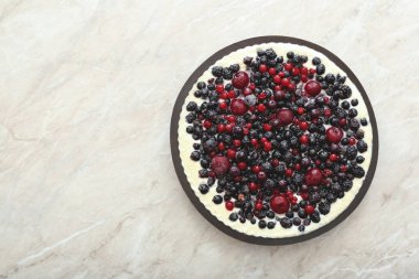 Kiraz, kuş üzümü, böğürtlen, yaban mersini ile murble masada taze ve krema ile Berry pasta. Cheesecake, kopya alanı ile üst görünüm.
