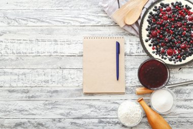 Kiraz, kuş üzümü, böğürtlen, mutfak ve tarifi mockup beyaz ahşap masa üzerinde blueberry ile Berry pasta . Cheesecake, kopya alanı ile üst görünüm.