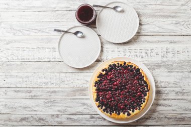 Kiraz, kuş üzümü, böğürtlen, yaban mersini ile Berry pasta servis beyaz ahşap masa . Cheesecake.