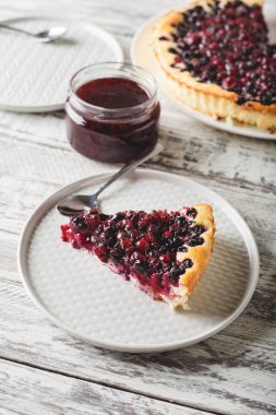 Kiraz, kuş üzümü, böğürtlen, mutfak ve tarifi mockup beyaz ahşap masa üzerinde yaban mersini ile berry pasta Parçası . Cheesecake, kopya alanı ile üst görünüm.