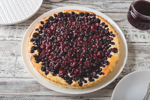Berry pie with cherry, currant, blackberry, blueberry on white wooden table . Cheesecake. — Stock Photo, Image