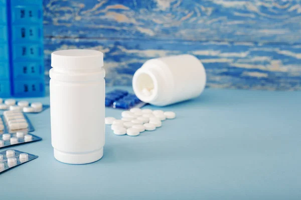 Le médicament flacon pilule avec des pilules, capsules, plaquettes thermoformées, boîte de semaine pilules . — Photo