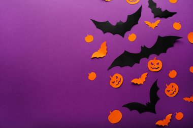 Kağıt kabaklar, Jack O'Lantern, mor arka plan üzerinde uçan siyah, turuncu kağıt yarasalar ile Halloween arka plan, . Kopya alanı. Cadılar Bayramı ve dekorasyon konsepti.