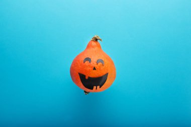 mavi arka plan üzerinde jack-o'-fener. Mutlu Cadılar Bayramı parti davetiyesi, kutlama. Cadılar Bayramı süslemeleri kavramı. Düz döşeme, üst görünüm, kopyalama alanı.