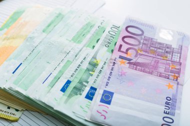 50, 100, 200, 500 banknot ları istifleyin. Para, iş, finans, tasarruf, bankacılık konsepti. Döviz kur. Çerçeve, kopyalama alanı, üst görünüm, yukarı.