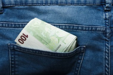 Kopya alanı ile kot cep üst görünümünde bej arka plan üzerinde 1000 euro banknotlar. Para, iş, finans, tasarruf, bankacılık kavramı, zenginlik, israf. Döviz kur.