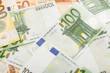 Dağınık euro banknotlarından yapılmış arka plan 50, 100 banknot. Para, iş, finans, tasarruf, bankacılık konsepti. Döviz kur. Yakın çekim.