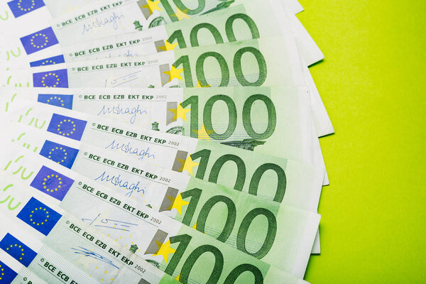 Предыстория из разбросанных банкнот евро 100 сотен. Деньги, бизнес, финансы, сбережения, банковская концепция. Обменные курсы. Рамка, место для копирования, вид сверху
.