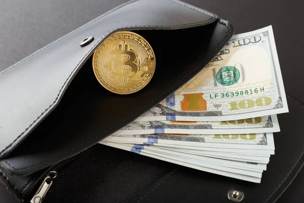 Bitcoin, száz dolláros számlák és bőr pénztárca a fekete háttér. — Stock Fotó