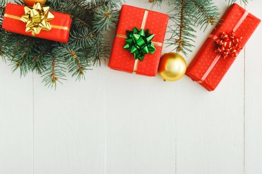 Xmas Yeni Yıl 2020 Noel kutlama şablonu kırmızı hediye kutularından, köknar dallarından, beyaz ahşap arka planda balolardan oluşur. Noel zamanı ve kışı düşünün. Düz konum, üst görünüm, kopyalama alanı